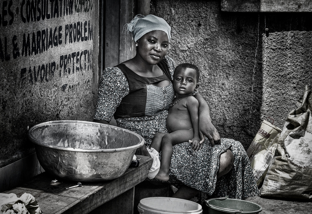 Mother and her child in the streets of Ghana. von Joxe Inazio Kuesta Garmendia