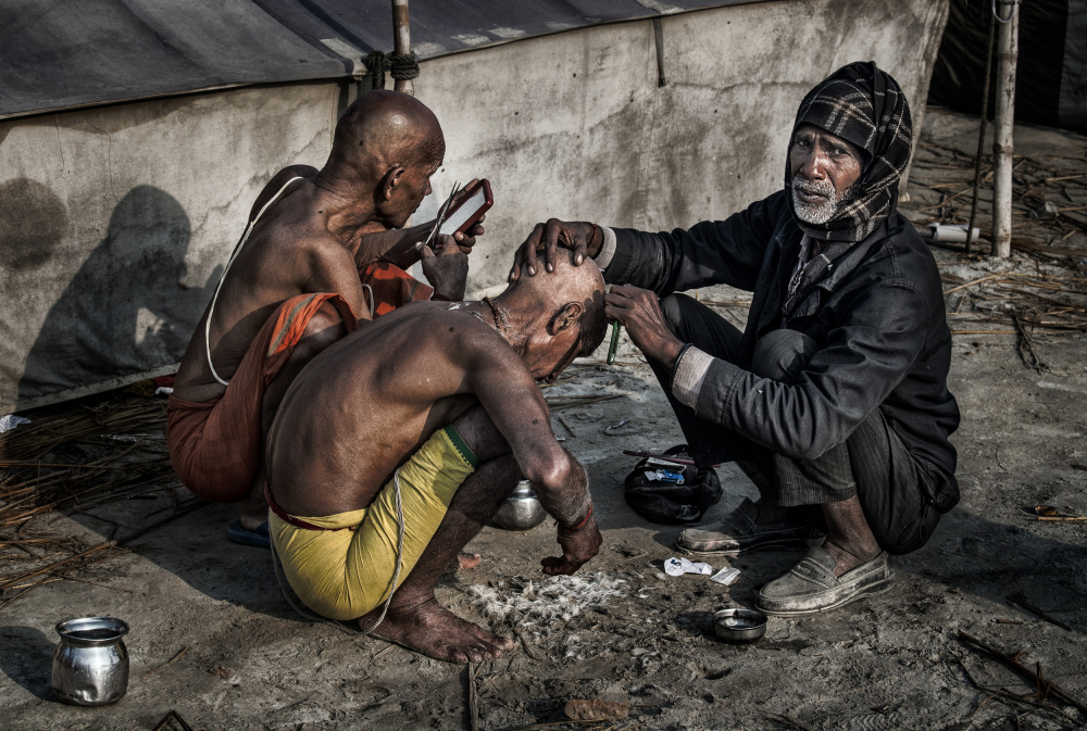 Shaving the head at a Kumbh Mela in Prayagraj-India von Joxe Inazio Kuesta Garmendia