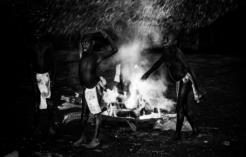 Ritual of fire-III (Jaramaja, Espiritu Santo island, Vanuatu) von Joxe Inazio Kuesta Garmendia