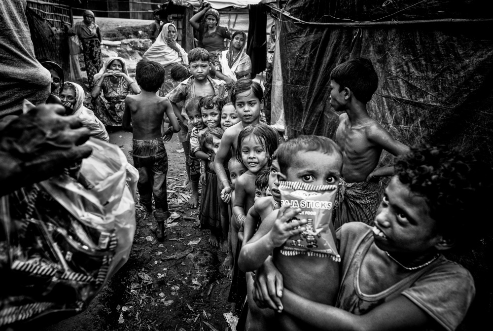 Rohingya refugee children queuing to receive some snacks - Bangladesh von Joxe Inazio Kuesta Garmendia