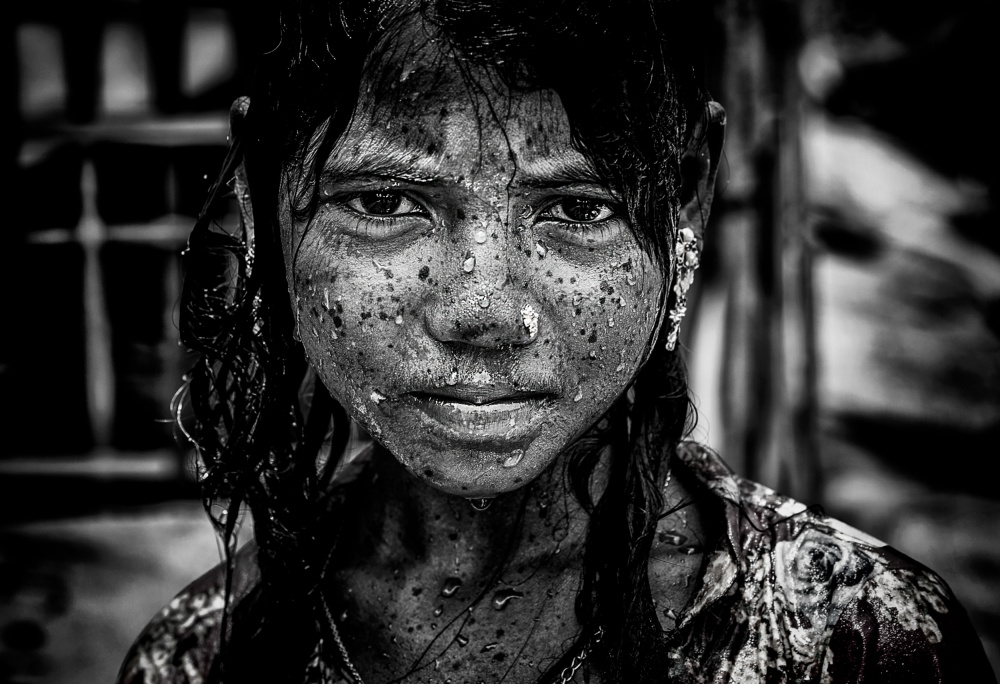 Rohingya refugee girl cooling off from the heat - Bangladesh von Joxe Inazio Kuesta Garmendia