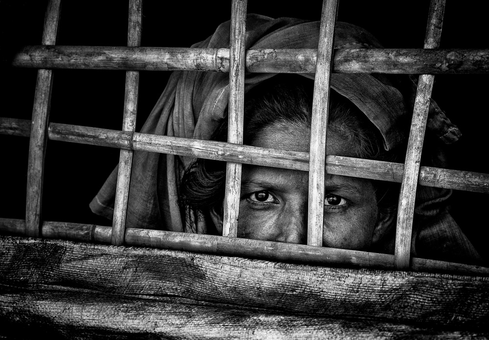 Rohingya woman at her home-I - Bangladesh von Joxe Inazio Kuesta Garmendia