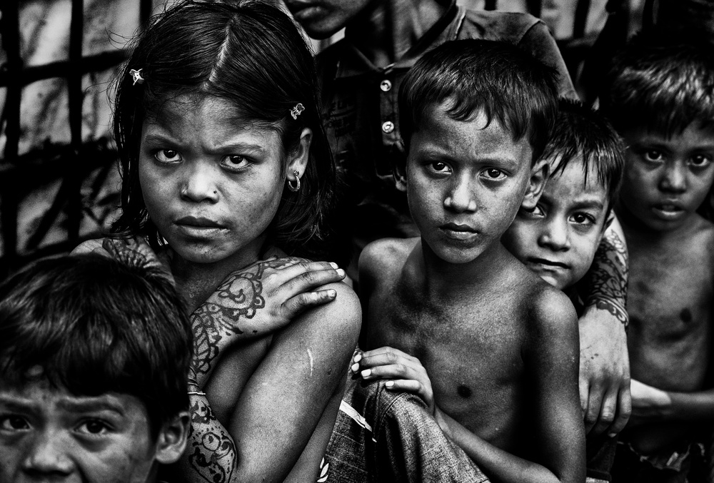 Rohingya children queuing to receive some sweets - Bangladesh von Joxe Inazio Kuesta Garmendia