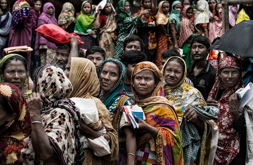 Queuing for some rice - Bangladesh von Joxe Inazio Kuesta Garmendia