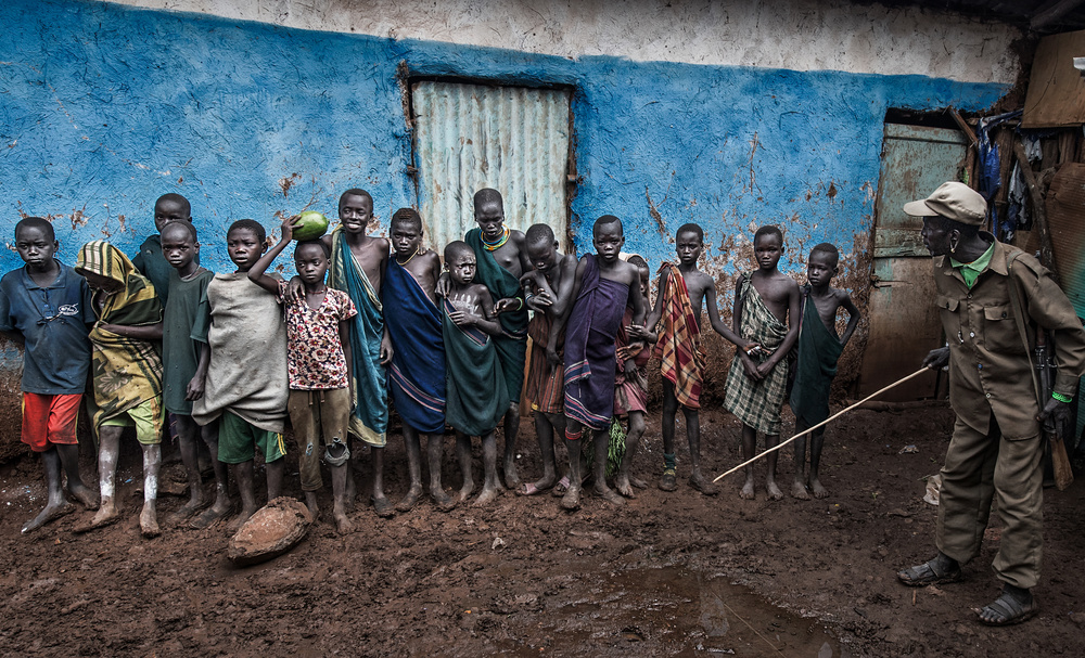 Putting them in line - Ethiopia von Joxe Inazio Kuesta Garmendia