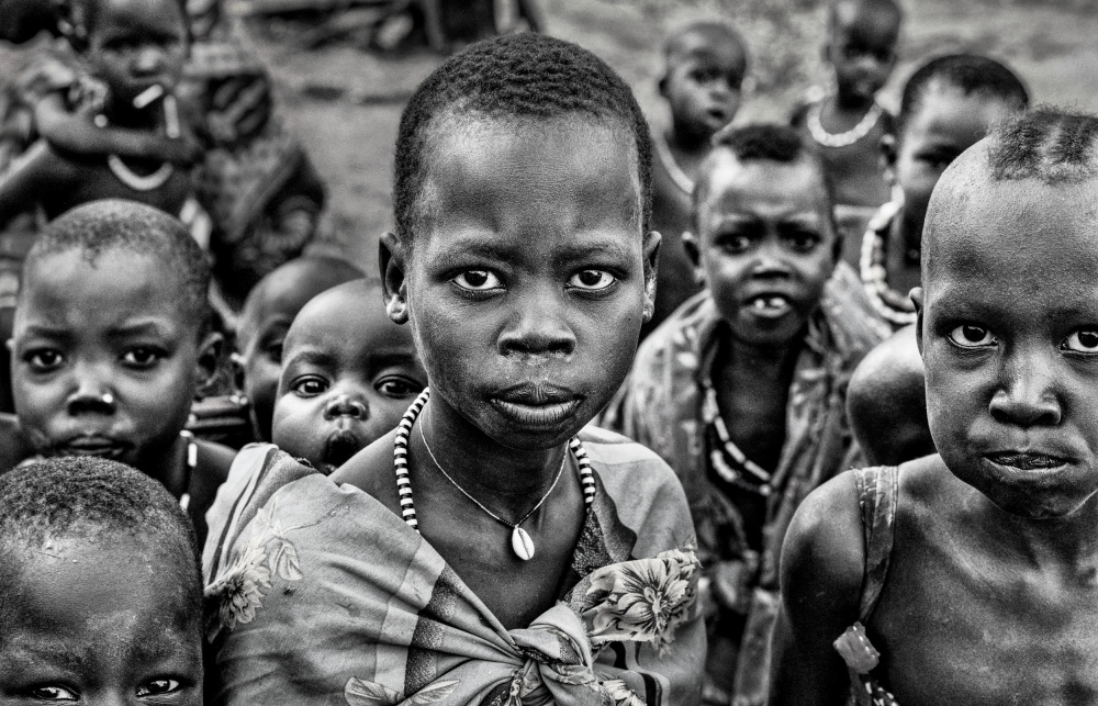 South sudanian children gathered to have their photo taken von Joxe Inazio Kuesta Garmendia