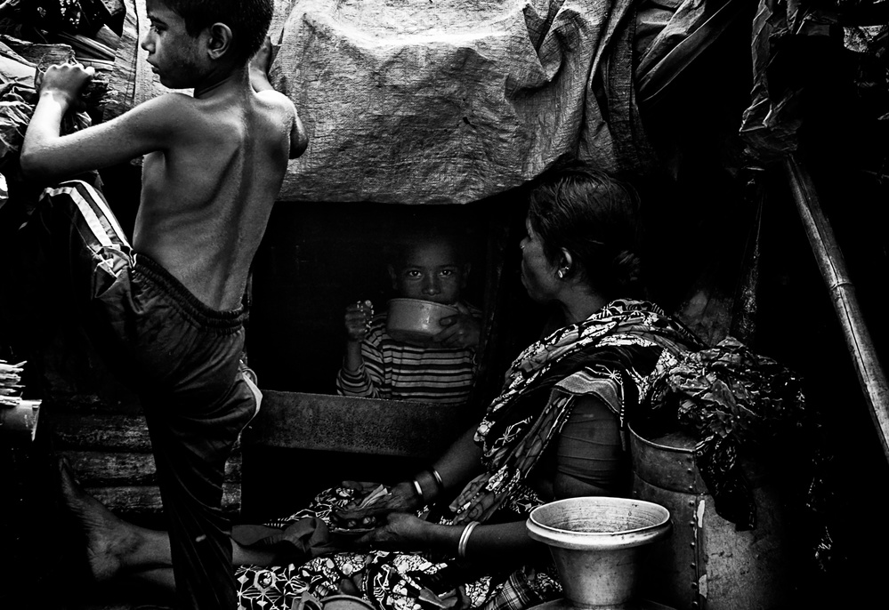 Scene of life in the train tracks in Bangladesh von Joxe Inazio Kuesta Garmendia