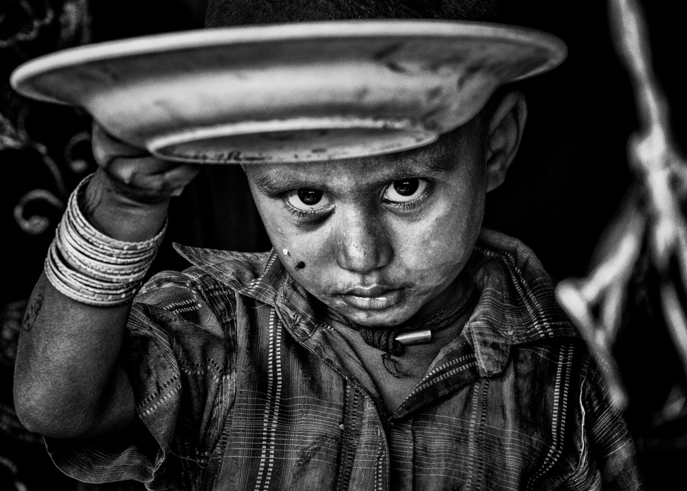 Sad Rohingya refugee child showing me his empty plate of food. von Joxe Inazio Kuesta Garmendia