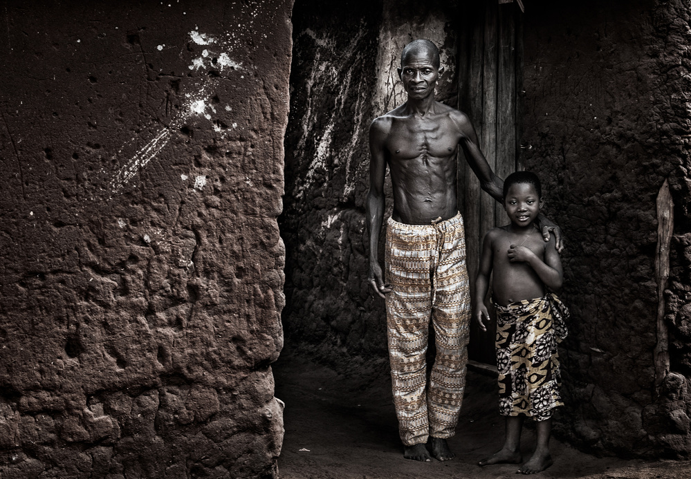 Father and son - Benin von Joxe Inazio Kuesta Garmendia