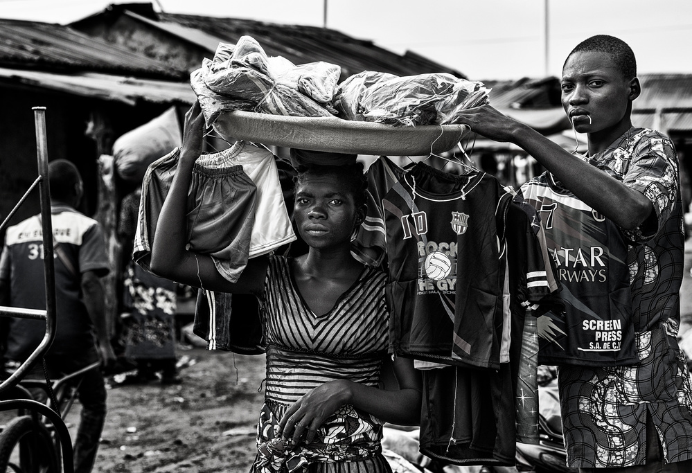 Selling goods in a market - Benin von Joxe Inazio Kuesta Garmendia