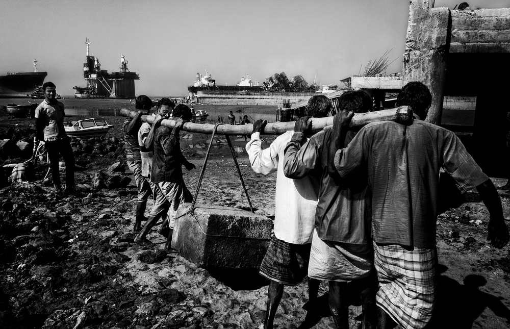 Chittagong shipyard workers - Bangladesh. von Joxe Inazio Kuesta Garmendia