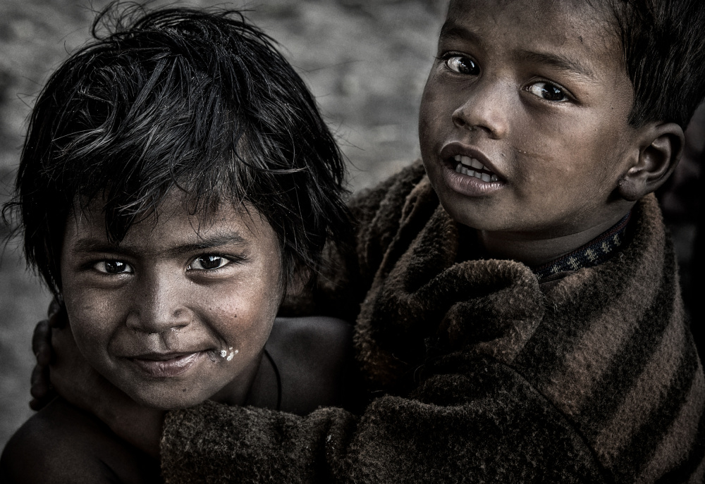 Two children at the Kumbh Mela -Prayagraj - India von Joxe Inazio Kuesta Garmendia