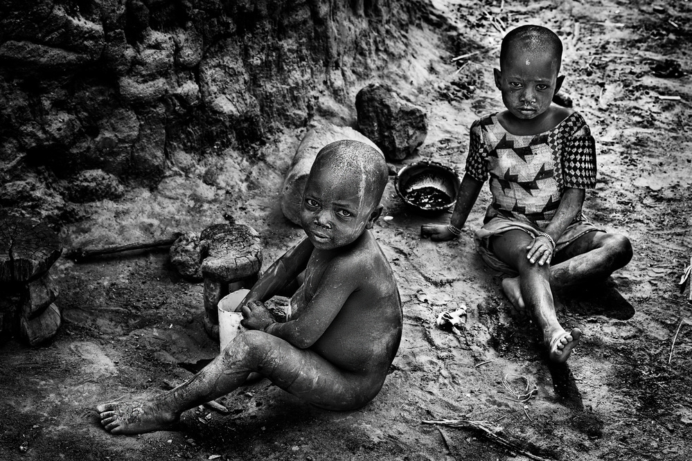 Two children in Benin. von Joxe Inazio Kuesta Garmendia