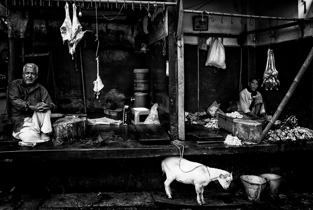 Two butchers on a street in Bangladesh. von Joxe Inazio Kuesta Garmendia
