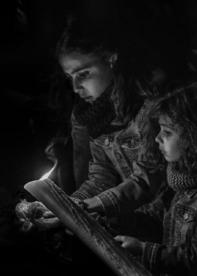 Niñas y bola de cera