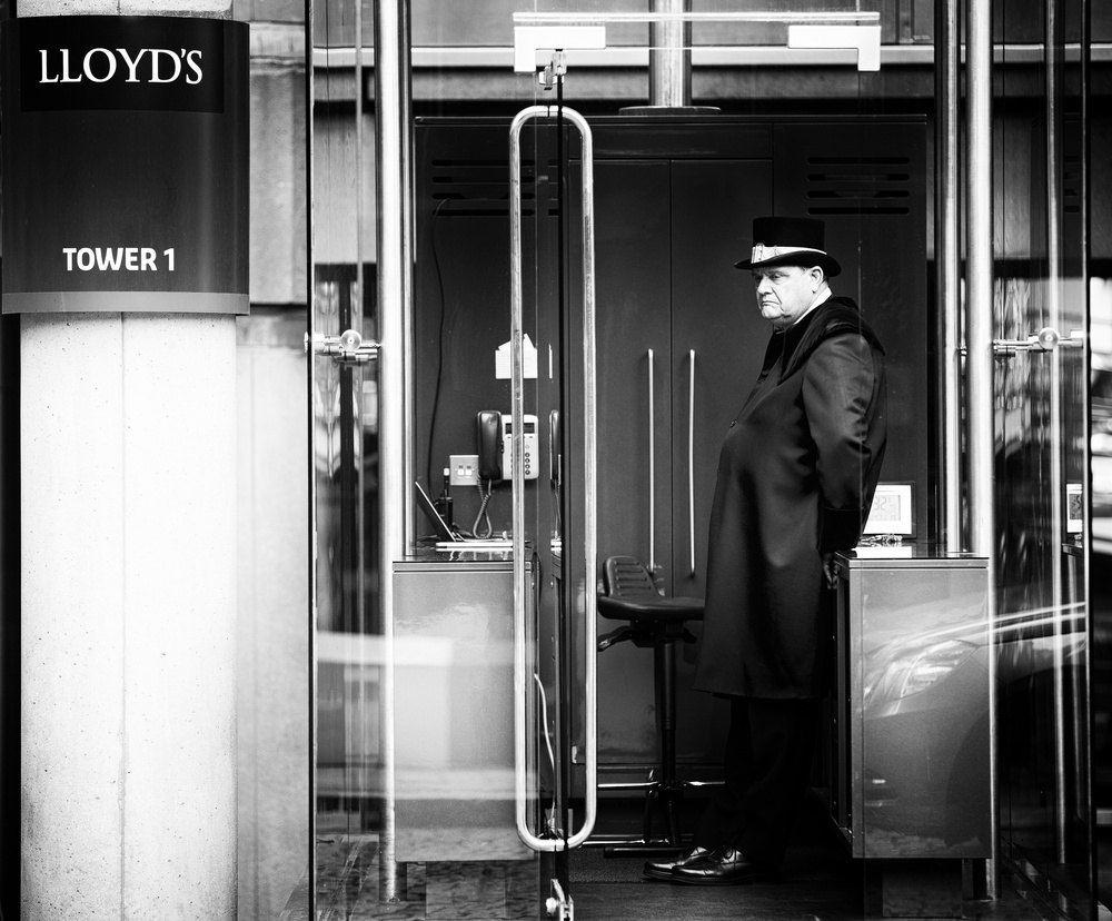 LLOYDS von Julien Oncete