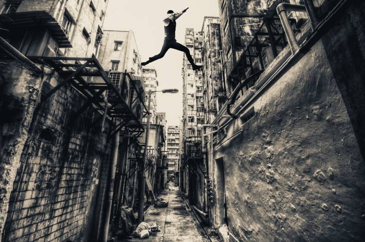 Behind street von Junites Uno