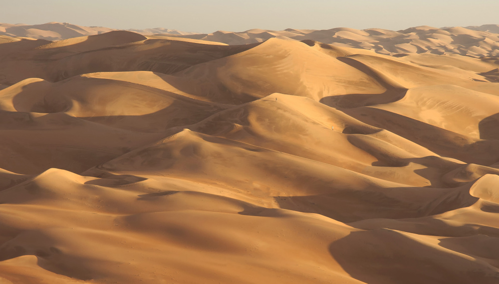 Two people in Rub al Khali von Karen Van Eyken