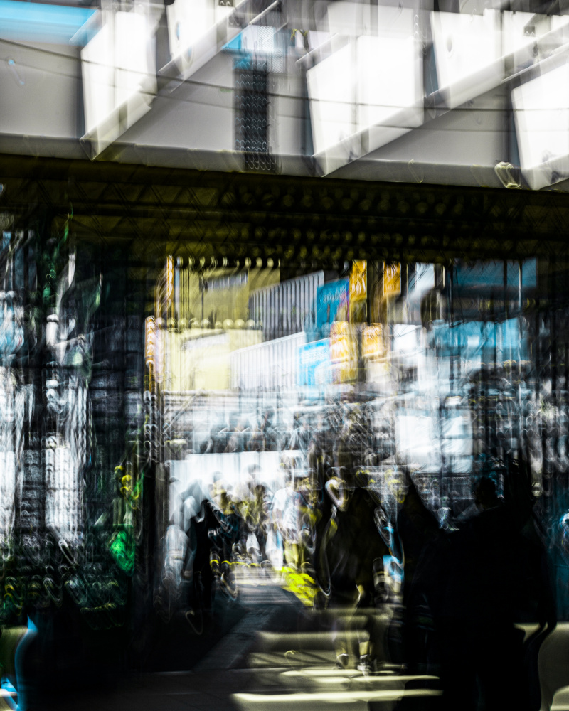 The hustle and bustle of the city. von Kenta Tamura