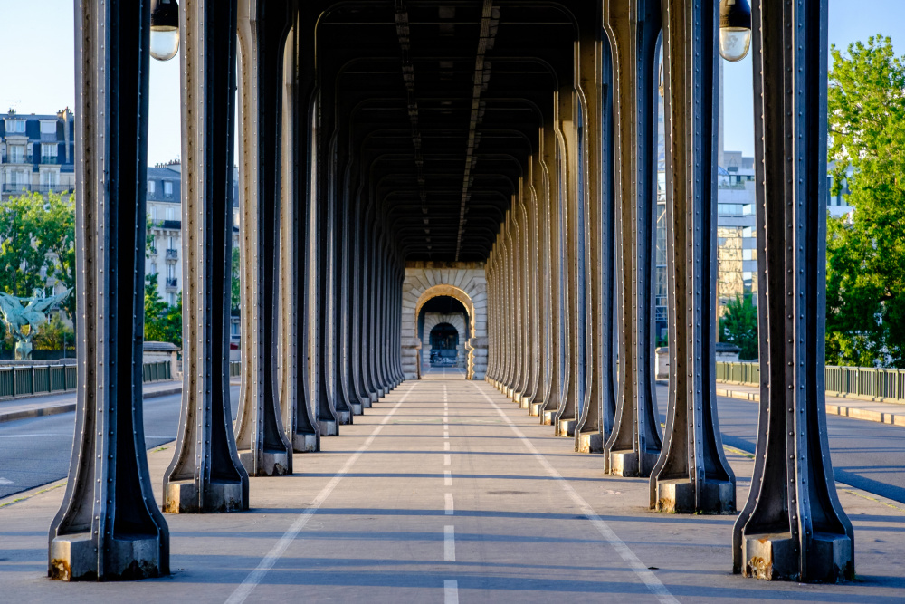 Bir Hakeim bridge perspective Paris von Kevin Nirsimloo