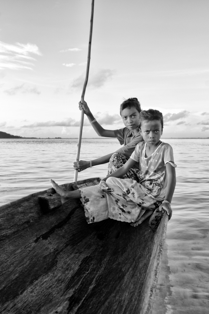 Girls in a Canoe von Kieron Long