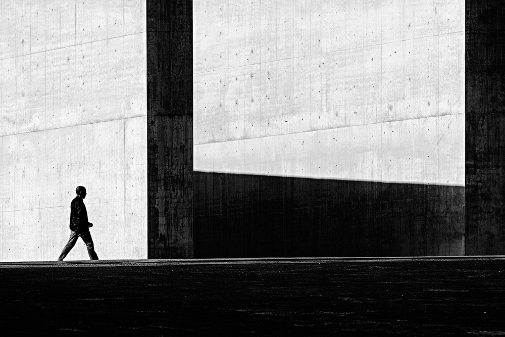 Between light and shadow von K|K - Carlos Costa