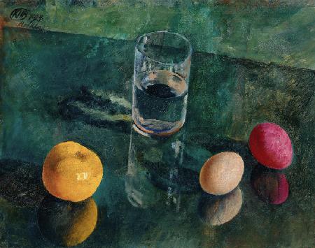 Stilleben vor grünem Hintergrund