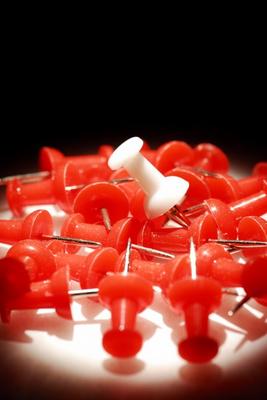 Red push pins, close-up von Krzysztof Gapys