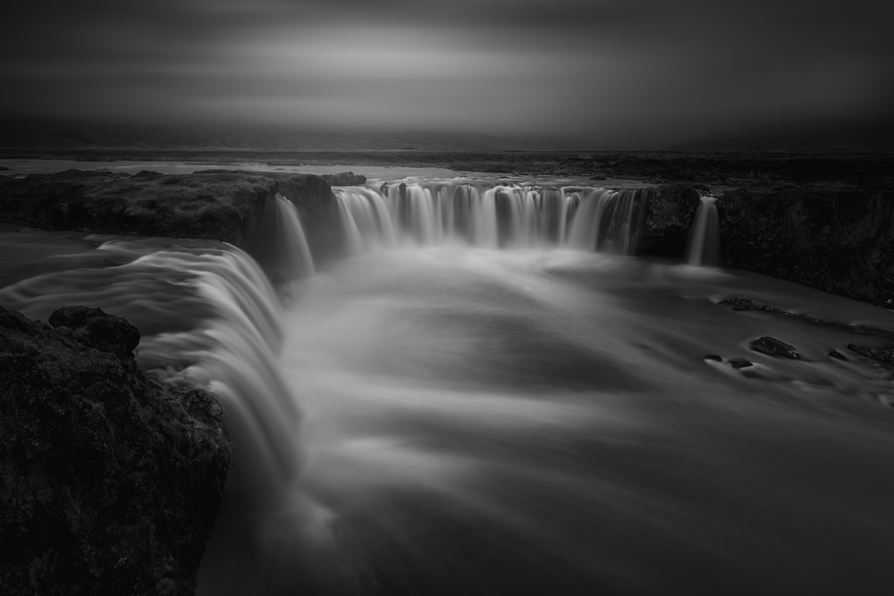 The night von Larry Deng