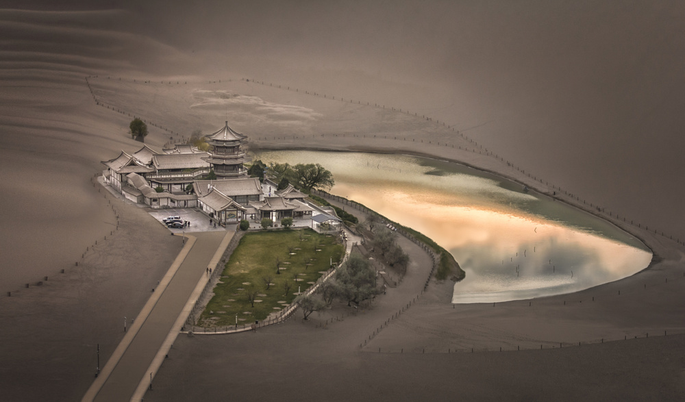 Sunset at Crescent Lake (月牙泉) von Larry Deng