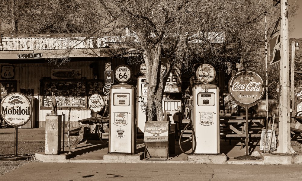 Station on Route 66 von Larry J. Douglas