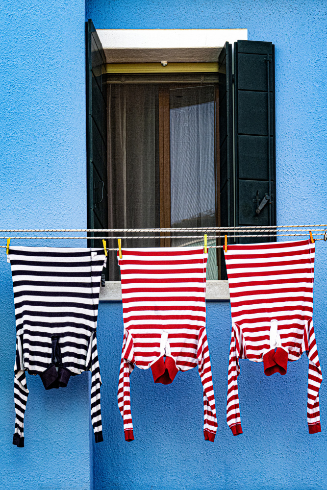 stripes suspended von Linda Wride