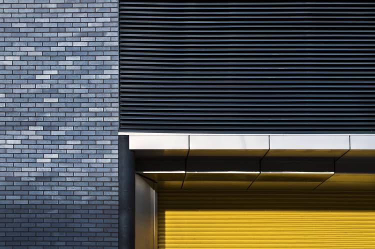 yellow shutter von Linda Wride