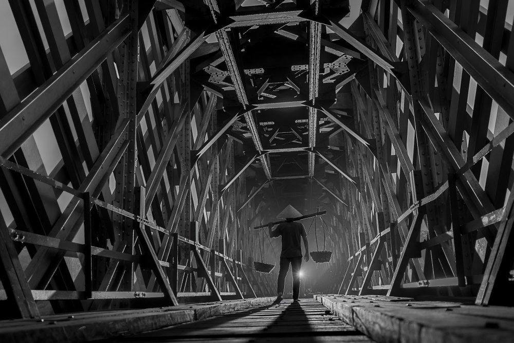Passing thru the bridge von Lisdiyanto Suhardjo