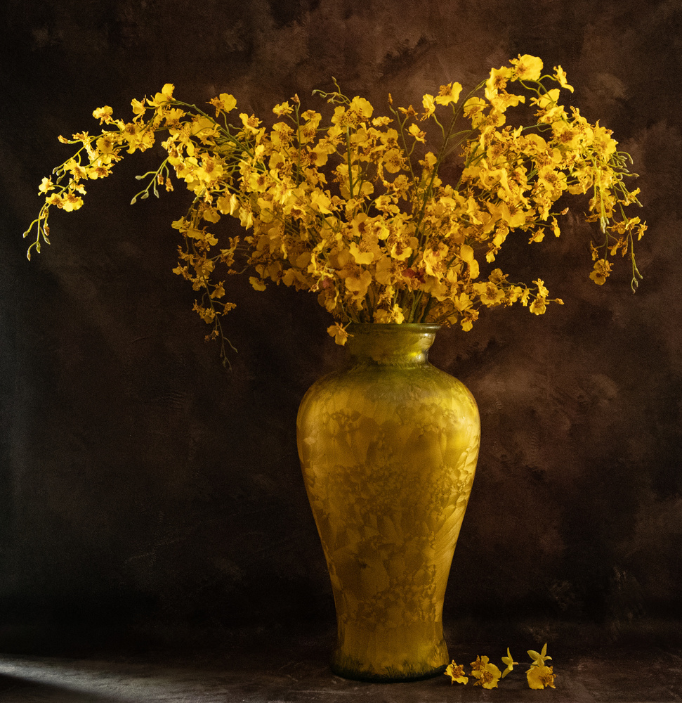 Yellow vase von LM Meng