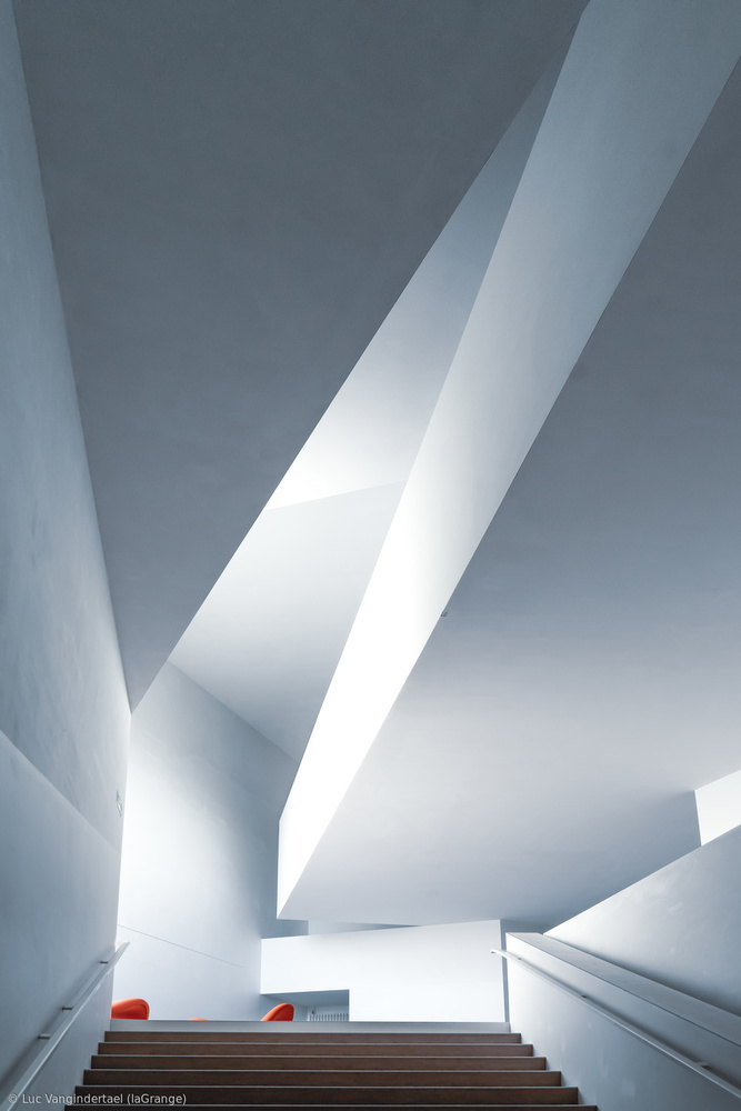 Red seats von Luc Vangindertael (laGrange)