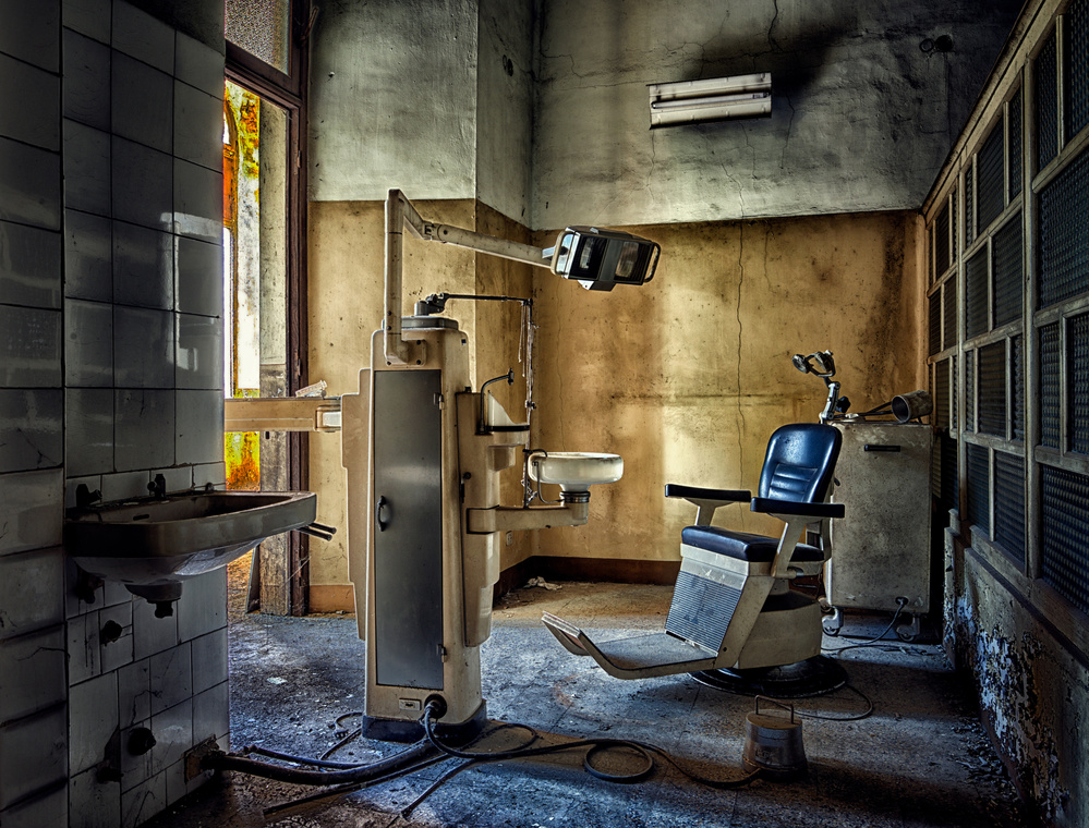 Just sit down, and you wont get hurt. von Luca Ulivi