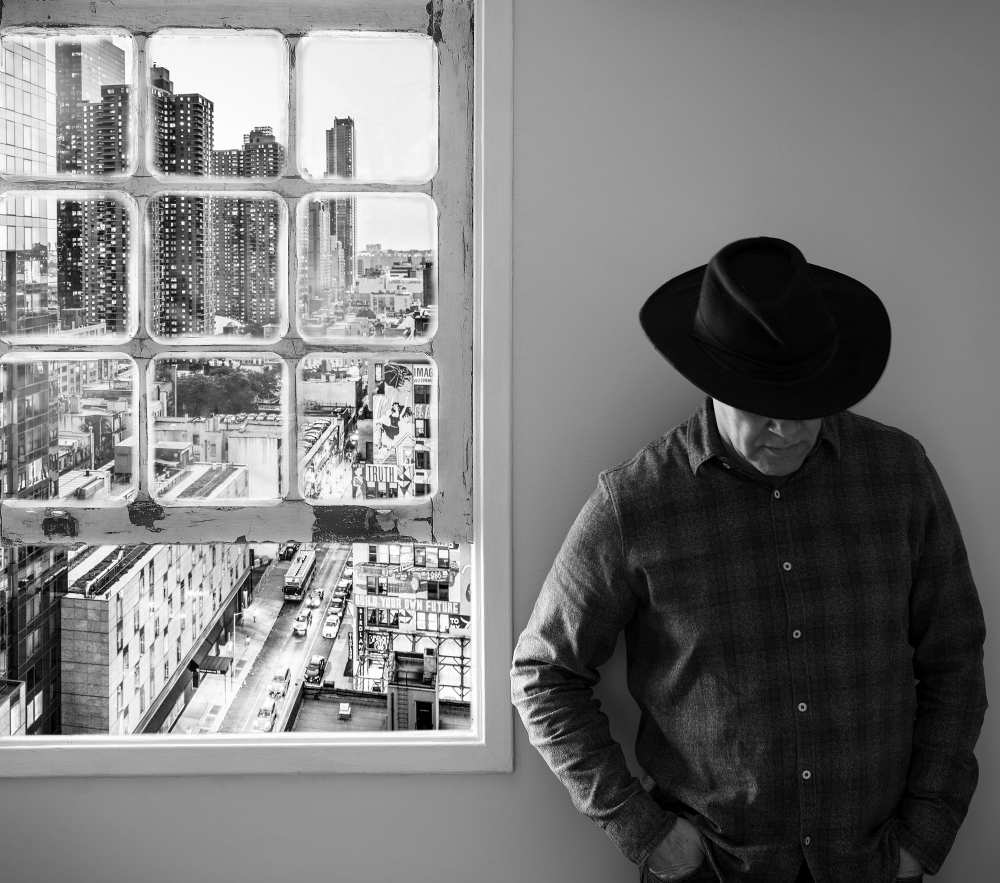 Man at the window von Luiz Laercio