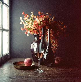 Stillleben mit Wein und Apfel