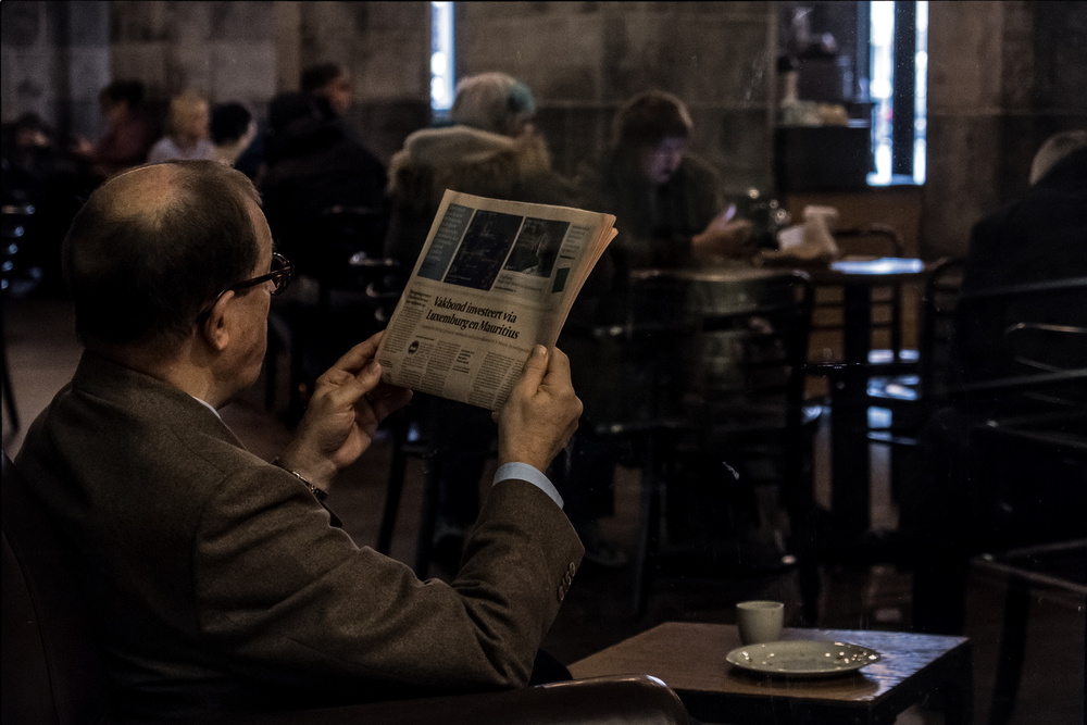 newspaper man von Lus Joosten
