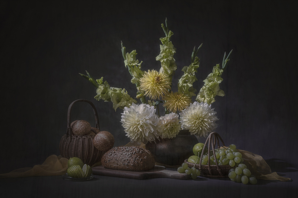 Bread and Grapes von Lydia Jacobs