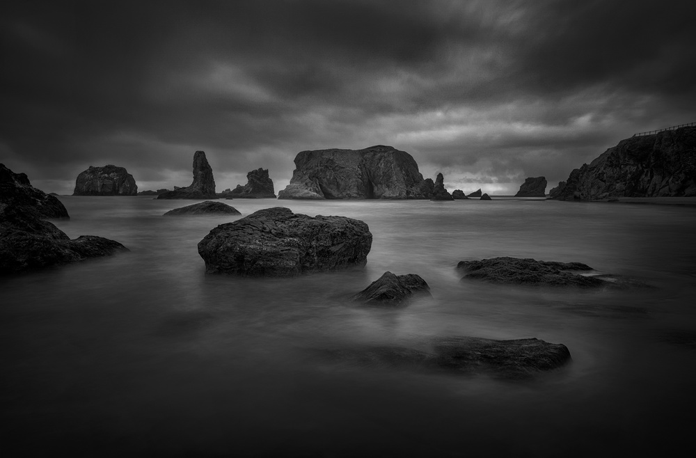 Gloomy Morning at Bandon Beach von Lydia Jacobs