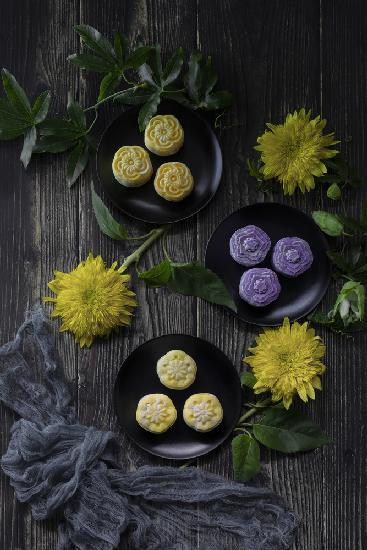 Snowy Mooncake and Sunflower