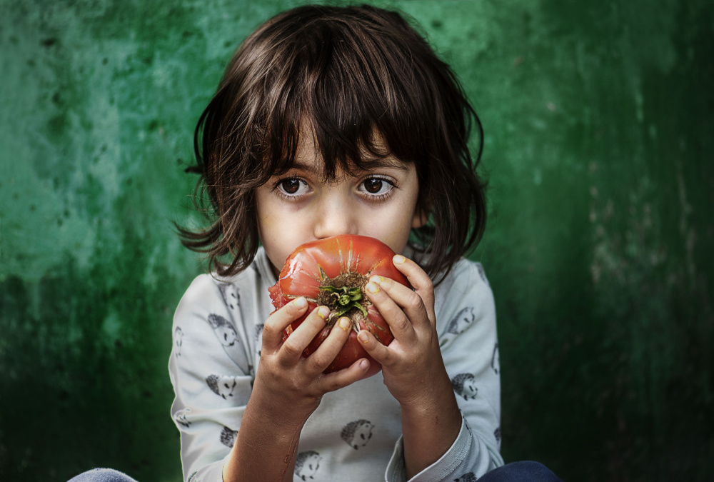 The Child with Tomato von Magdalena - Carmen Zatari