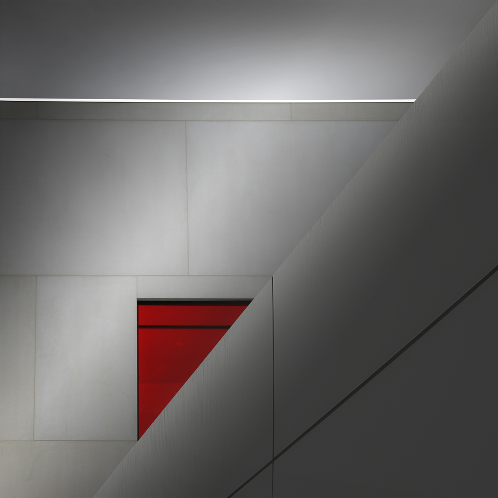 Behind the wall von Marc Huybrighs