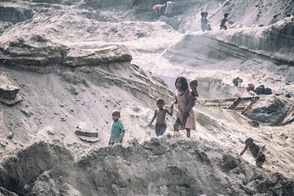 Children from the quarry in Jaflong von Marcel Rebro