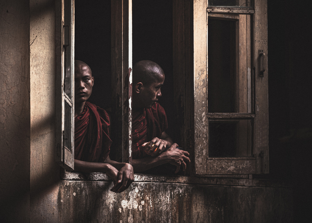 Novice at window von Marco Tagliarino