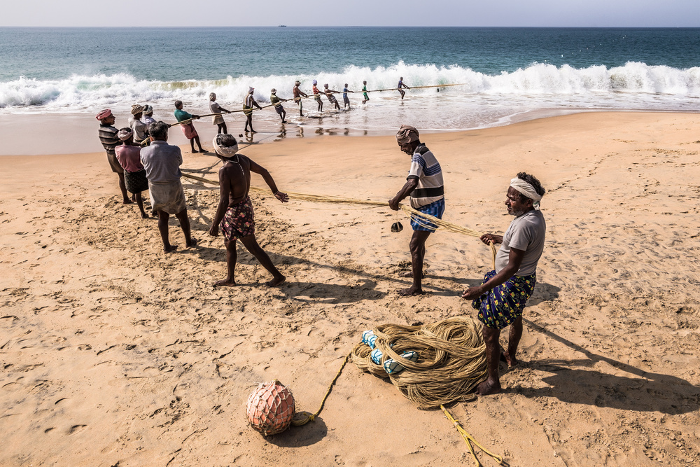 Fishing line above the ocean von Marco Tagliarino