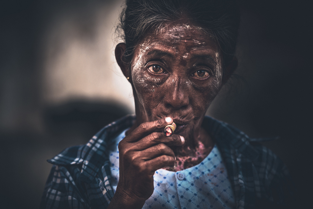 The smoking woman from Burma von Marco Tagliarino