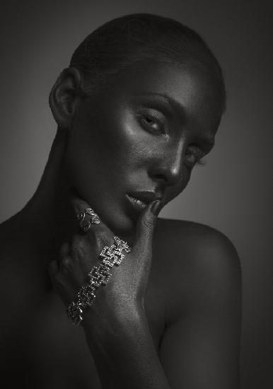 Model with bracelet and ring_3